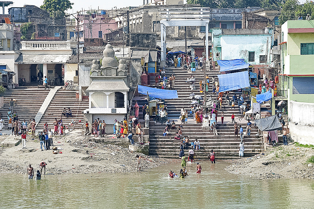 River ghats, villagers performing ablutions in the River Hugli (River Hooghly), West Bengal, India, Asia