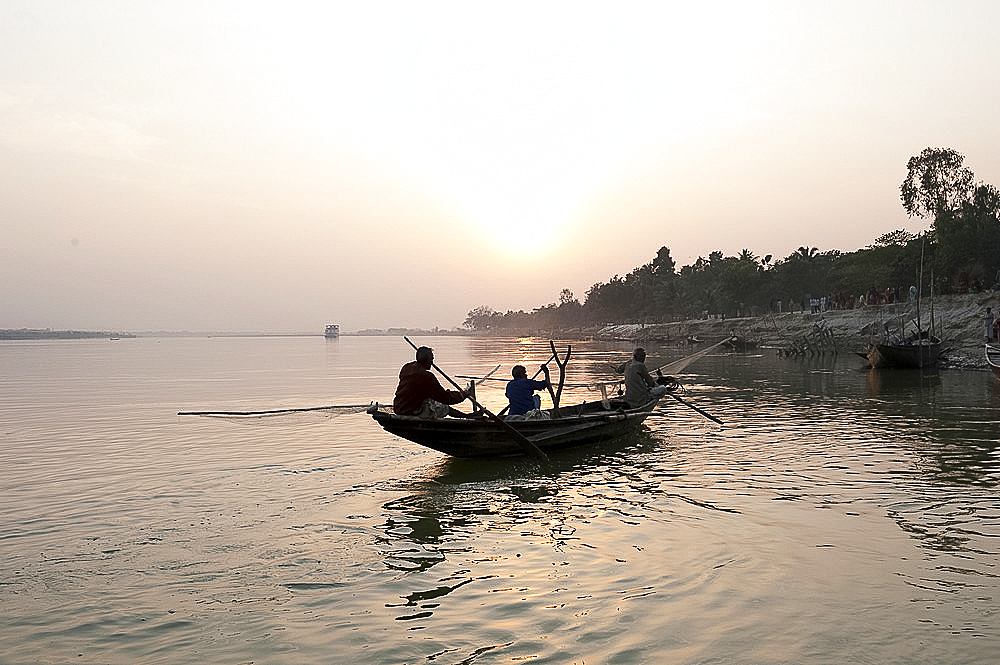 Fishermen returning to their village on the banks of the river Hugli (River Hooghly) in the late afternoon, West Bengal, India, Asia