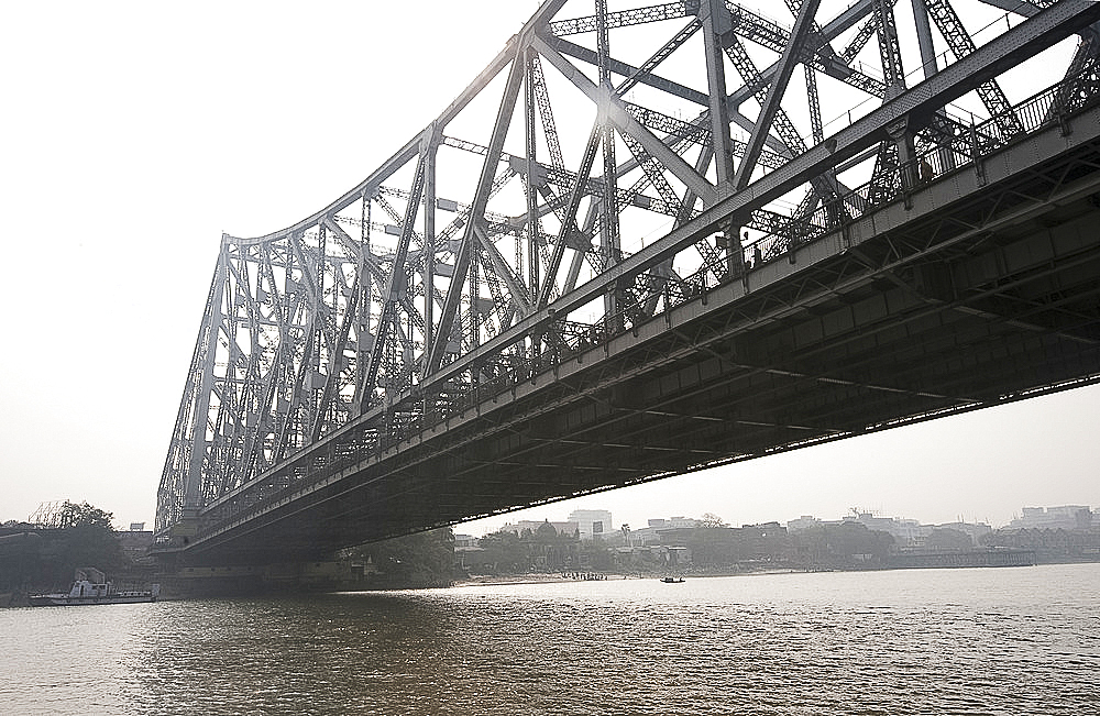 Howrah Bridge from the River Hugli (River Hooghly), Kolkata (Calcutta), West Bengal, India, Asia