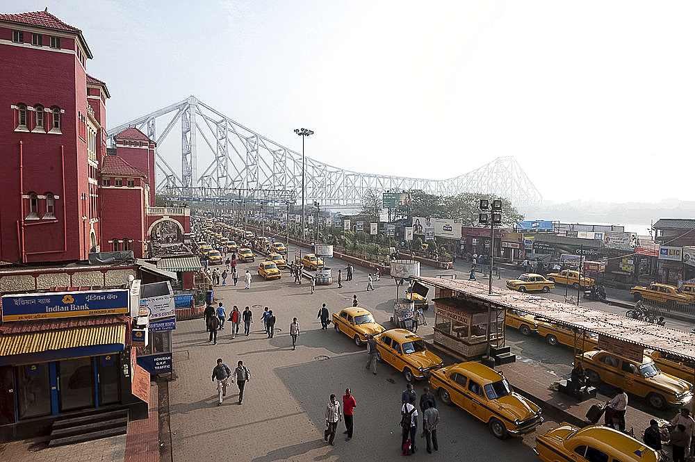 View of Howrah Bridge across the River Hugli (River Hooghly) from Howrah Railway Station, with Kolkata yellow taxis below, Kolkata (Calcutta), West Bengal, India, Asia