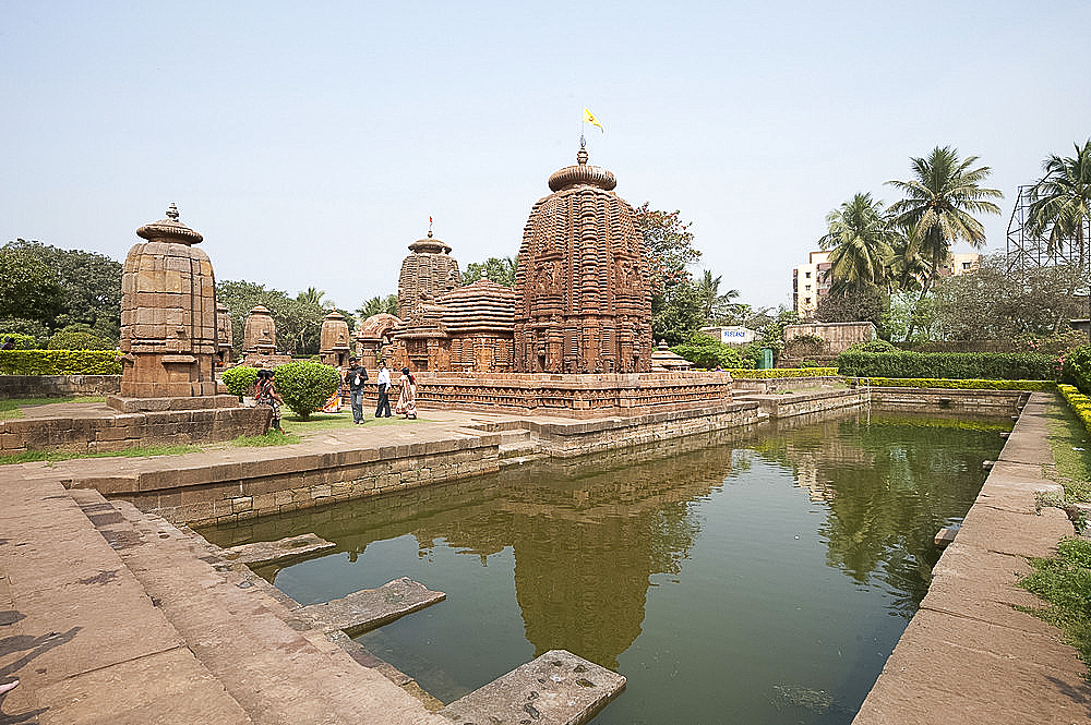 Tank of the 10th century Muktesvara temple complex, early example of Orissa style Nagara architecture, Bhubaneshwar, Orissa, India, Asia