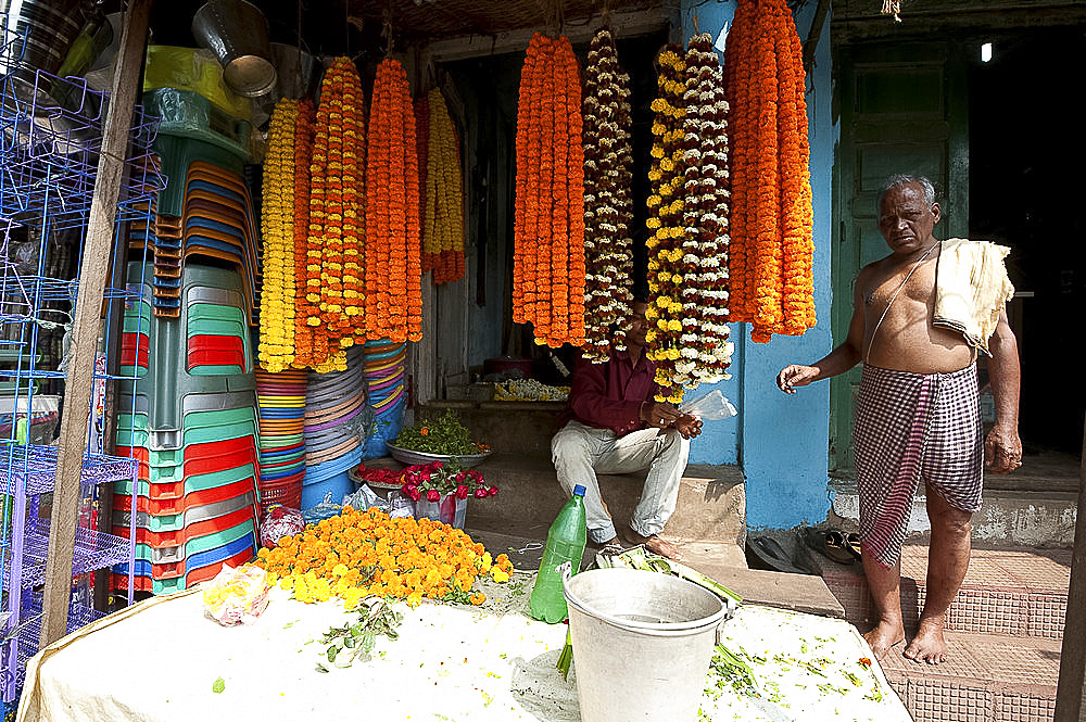 Mala (garland) seller with marigold garlands, Bhubaneshwar, Orissa, India, Asia