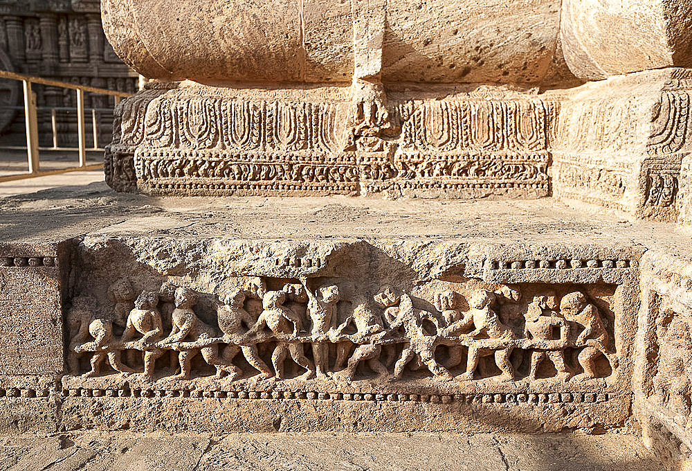 Carving of temple builders on the wall of the 13th century Konarak Sun temple, UNESCO World Heritage Site, Konarak, Orissa, India, Asia