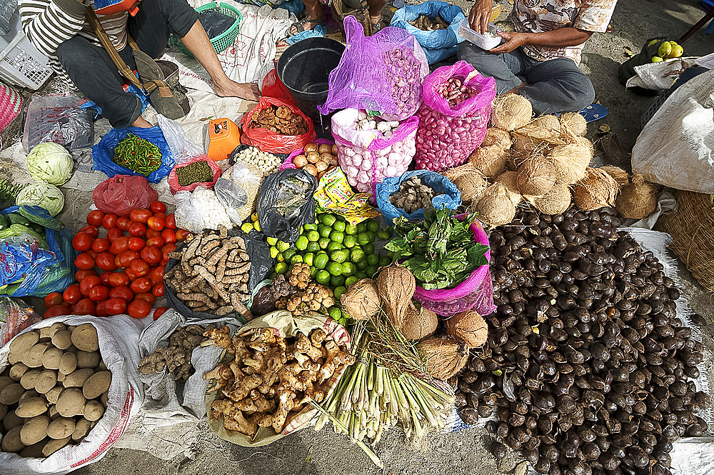 Batak tribal market stall selling local produce in Tomuk, Samosir Island in Lake Toba, Sumatra, Indonesia, Southeast Asia, Asia