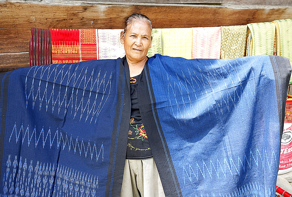 Batak tribeswoman with traditionally patterned Batak Toba sarongs, Buhit, Samosir Island, Lake Toba, Sumatra, Indonesia, Southeast Asia, Asia