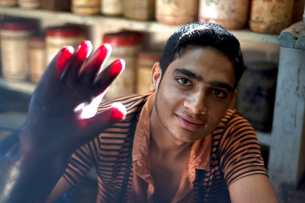 Dye master in small bhandani tie-dye workshop, Mandvi, Gujarat, India, Asia