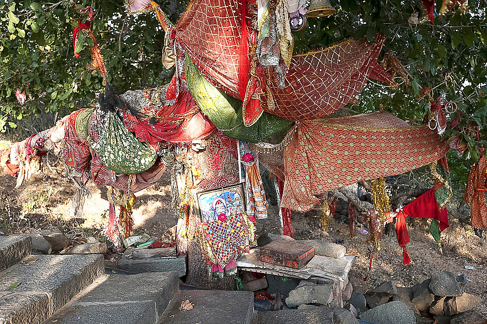 Decorated pathside shrine alongside path up Shatrunjaya hill to holy Jain shrines and temples, Palitana, Gujarat, India, Asia