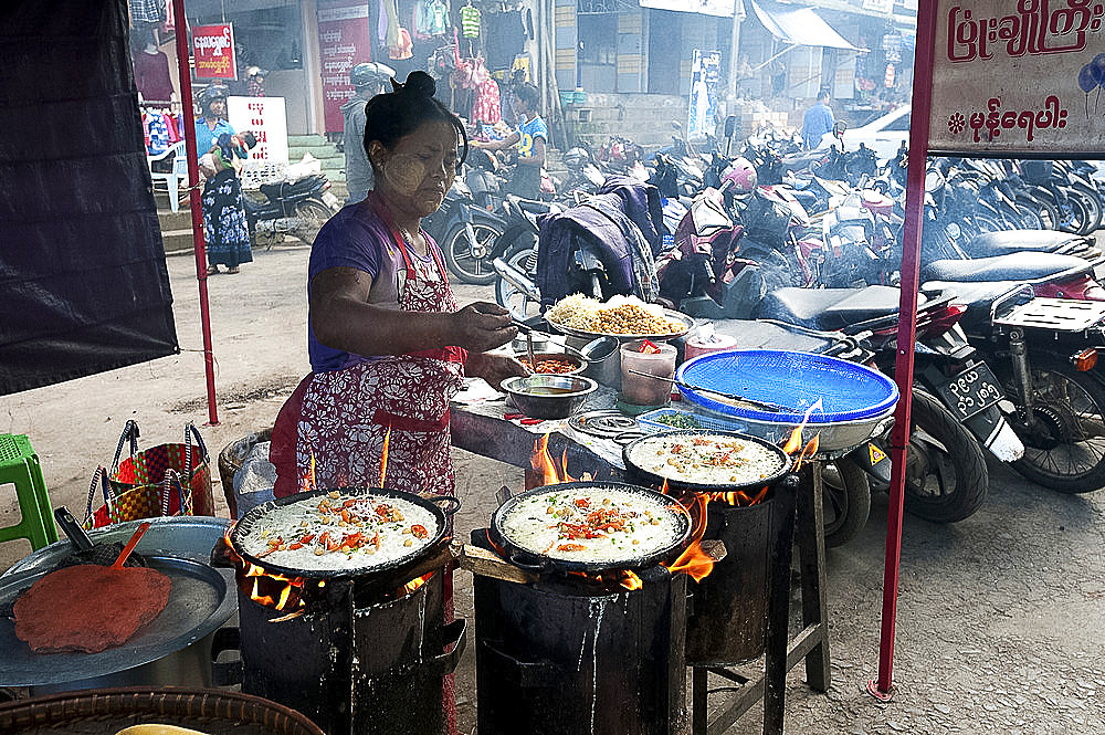 Woman frying rice pancakes with fillings on a street market fast food stall in Pyin Oo Lwyn, Mandalay Division, Myanmar (Burma), Asia