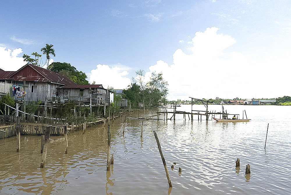 Village of stilted houses on the banks of the Rejang River, Sarakei district, Sarawak, Malaysian Borneo, Malaysia, Southeast Asia, Asia