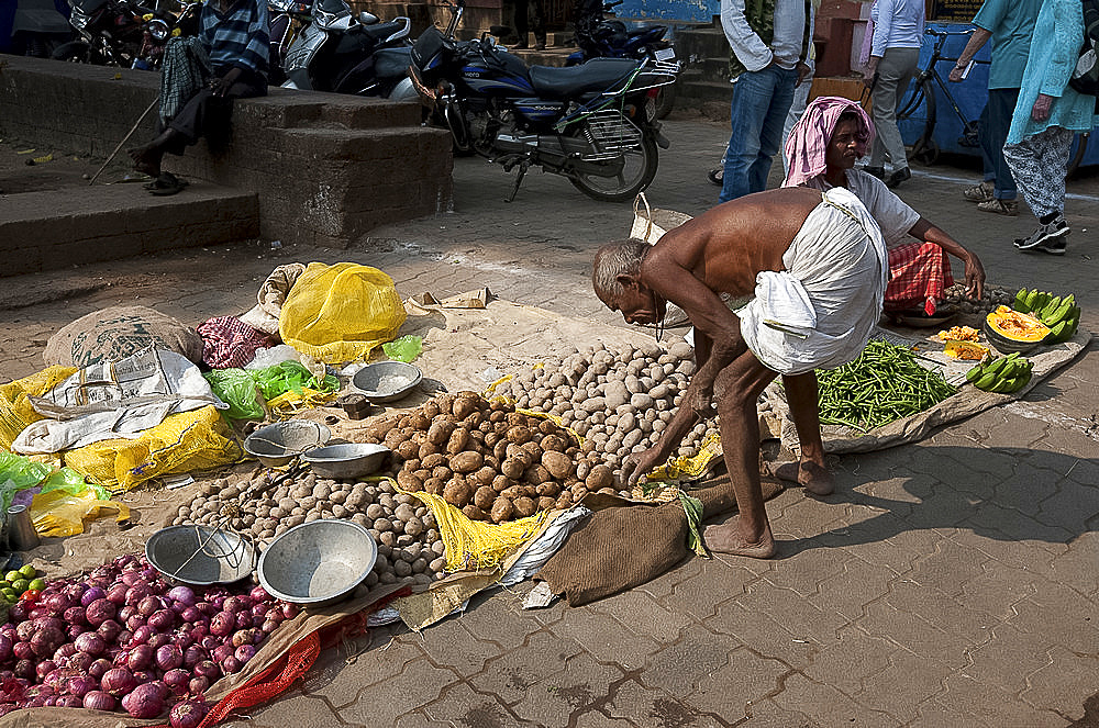 Local vegetable market on the streets of Bhubaneswar close to the Lingaraj temple, Bhubaneswar, Odisha, India, Asia