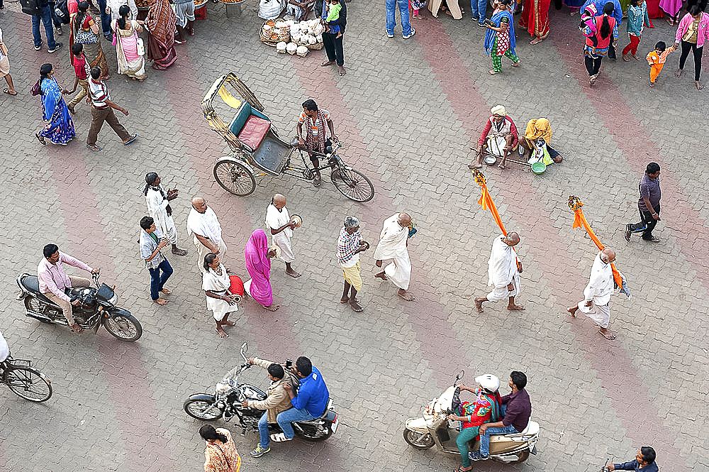 Small group of Hindu Brahmin Jagannath temple priests, heads shaved except for sikha (pigtail) indicating devotion to god, Puri, Odisha, India, Asia