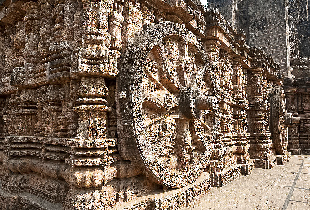 Huge stone chariot wheel on Konark Sun Temple (Black Pagoda), 13th century Hindu temple built as a massive chariot for the sun god Surya, UNESCO World Heritage Site, Konarak, Odisha, India, Asia