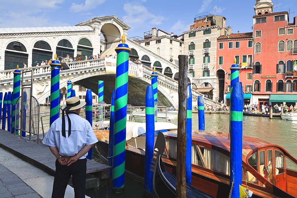 Rialto Bridge and gondolier, Grand Canal, Venice, UNESCO World Heritage Site, Veneto, Italy, Europe