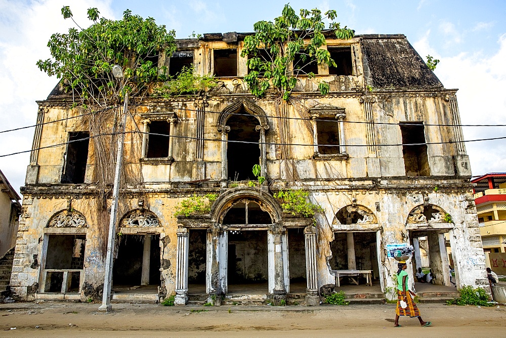 Rundown colonial house in Grand Bassam, UNESCO World Heritage Site, Ivory Coast, West Africa, Africa