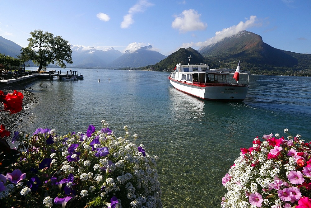 Lake Annecy (Lac d'Annecy), the third largest lake in France and known as Europe's cleanest lake, Haute-Savoie, France, Europe