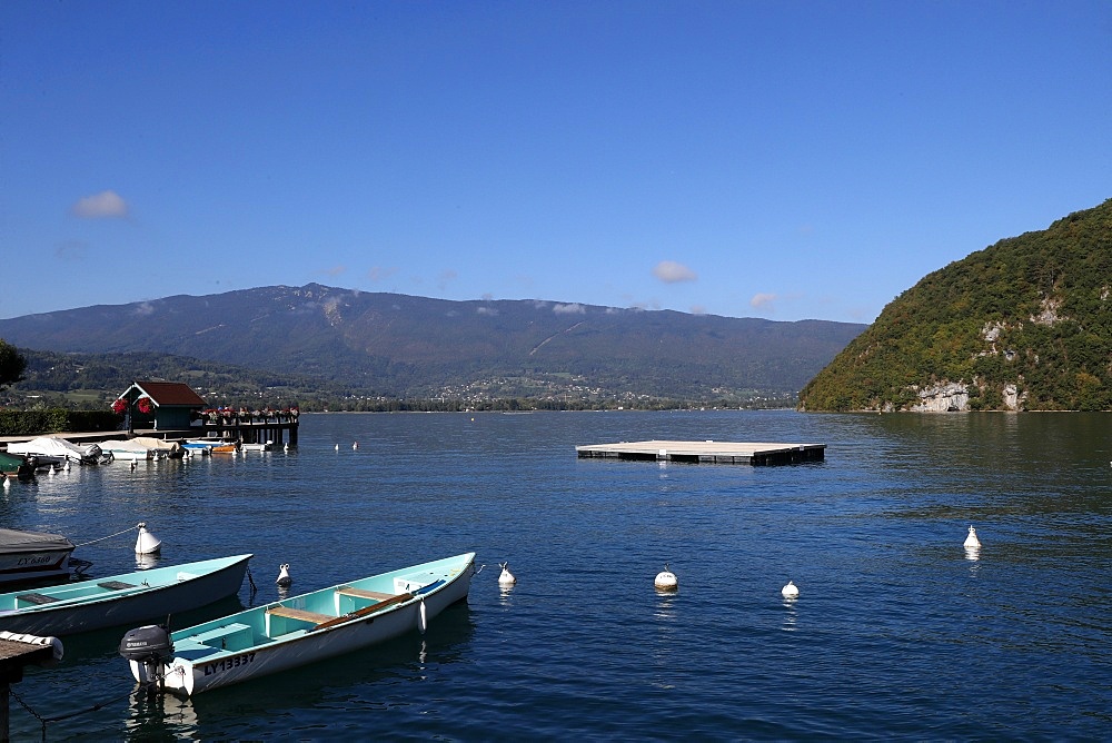 Lake Annecy (Lac d'Annecy), the third largest lake in France and known as Europe's cleanest lake, Haute-Savoie, France, Europe