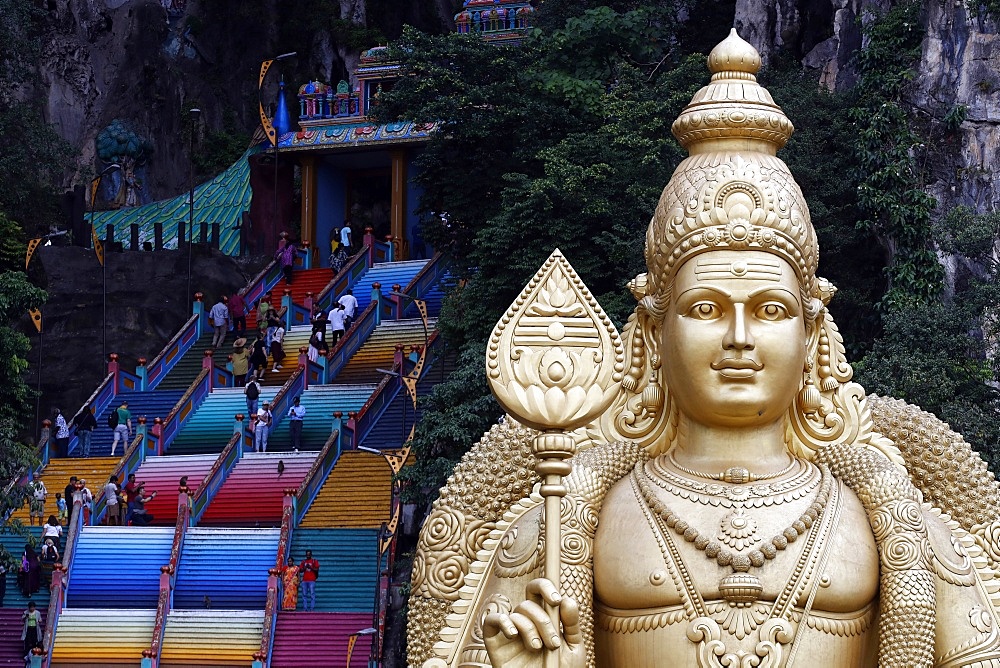 Entrance and the giant statue of Murugan, the Hindu God of War, Hindu Temple and Shrine of Batu Caves, Kuala Lumpur, Malaysia, Southeast Asia, Asia