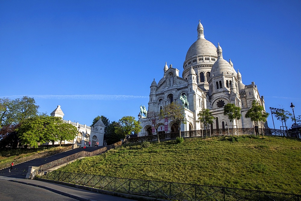 Early morning at the Sacred Heart (Sacre Coeur) Basilica, Montmartre, Paris, France, Europe