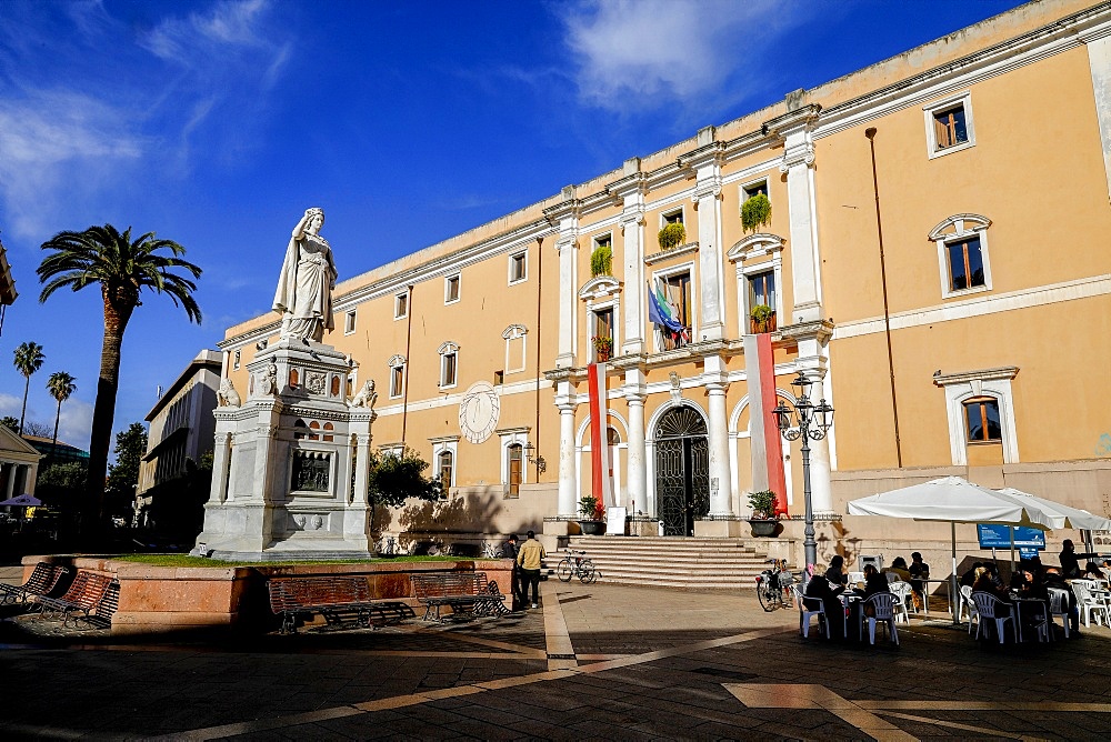 Statue of Eleonora d'Arborea and Palazzo degli Scolopi town hall on Piazza Eleonora, Oristano, Sardinia, Italy, Europe