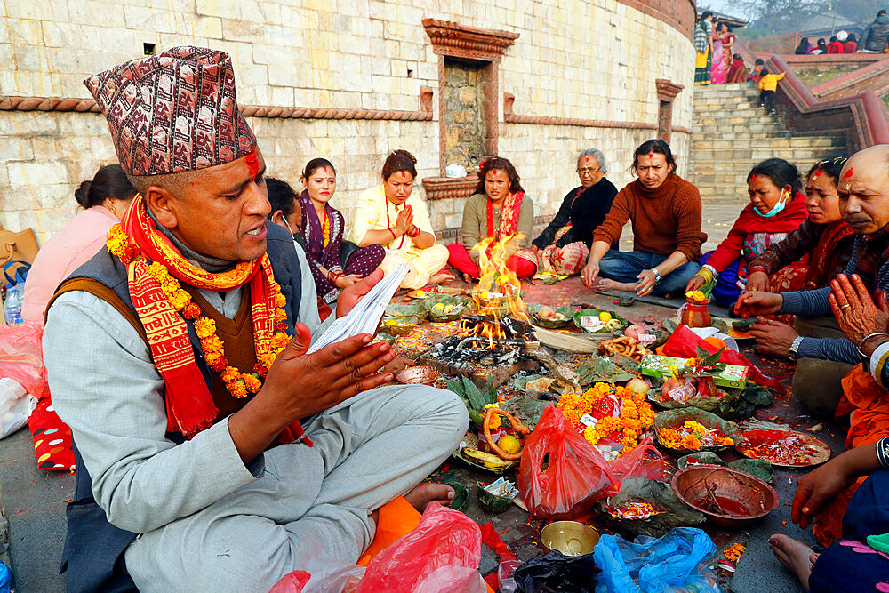 Ceremony (puja) at Hindu pilgrimage site of Pashupatinath, Kathmandu, Nepal, Asia