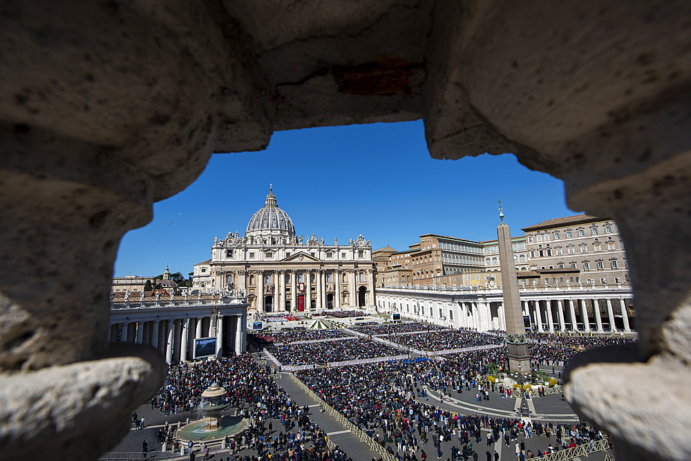 Pope Francis leads Palm Sunday, marking the final Sunday of Lent, the beginning of Holy Week, St. Peters, UNESCO World Heritage Site, Vatican, Rome, Lazio, Italy, Europe