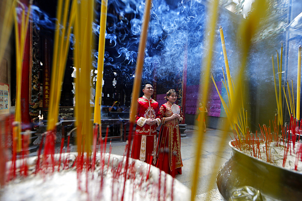 The Thien Hau Temple, the most famous Taoist temple in Cholon, traditional wedding, young couple dressed in red at pagoda, Ho Chi Minh City, Vietnam, Indochina, Southeast Asia, Asia