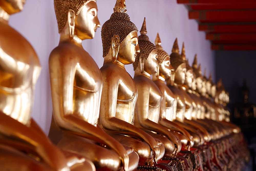 Row of golden Buddha statues, earth witness gesture, Wat Pho (Temple of the Reclining Buddha), Bangkok, Thailand, Southeast Asia, Asia