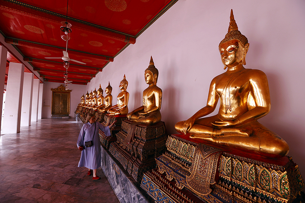 Row of golden Buddha statues, earth witness gesture, Wat Pho (Temple of the Reclining Buddha), Bangkok, Thailand, Southeast Asia, Asia