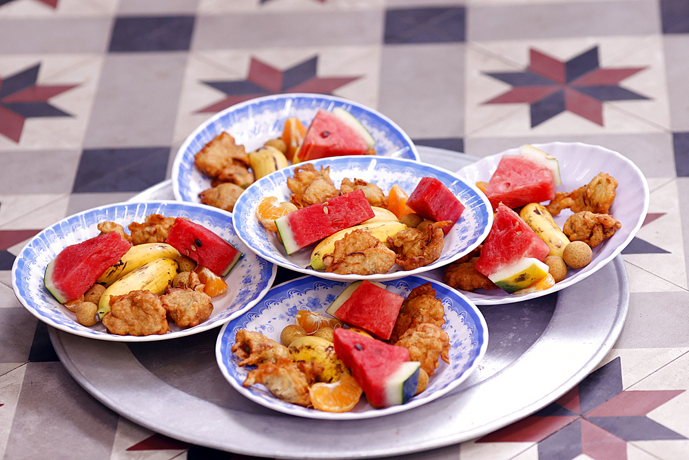 Iftar (Ramadan dinner breaking the day-long fast) at Saigon Mosque, Ho Chi Minh City, Vietnam, Indochina, Southeast Asia, Asia