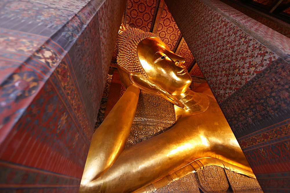 Wat Pho (Temple of the Reclining Buddha), big reclining golden Buddha statue (Phra Buddhasaiyas), Bangkok, Thailand, Southeast Asia, Asia