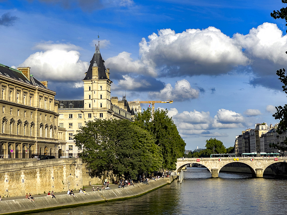 Bank of the River Seine, Ile de la Cite, and Palais de Justice, Paris, France, Europe