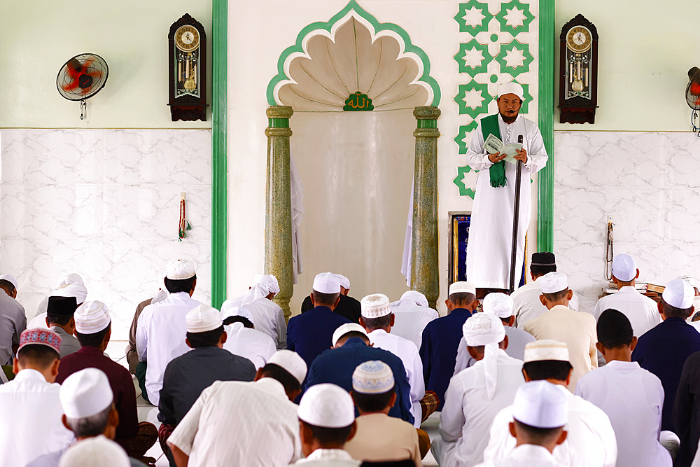 Sermon by Imam, Friday Prayers (Salat), Jamiul Azhar mosque, Vietnam, Indochina, Southeast Asia, Asia