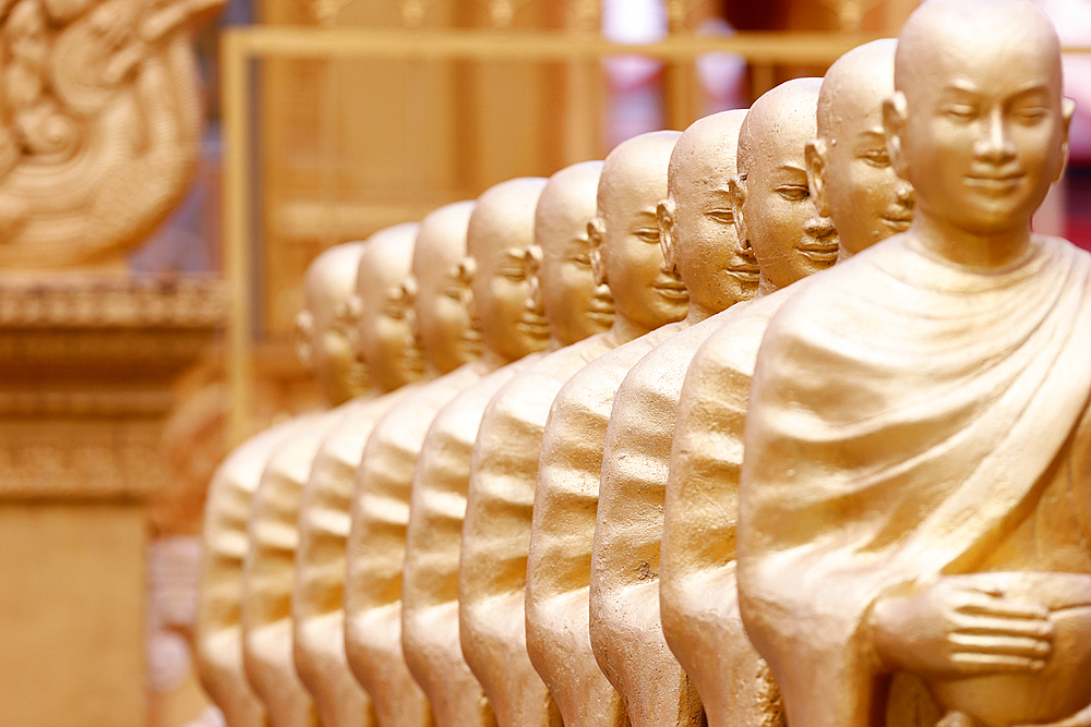 Statues showing Sangha with offering bowls (Alms for Buddhists monks), Mongkol Serei Kien Khleang Pagoda, Phnom Penh, Cambodia, Indochina, Southeast Asia, Asia