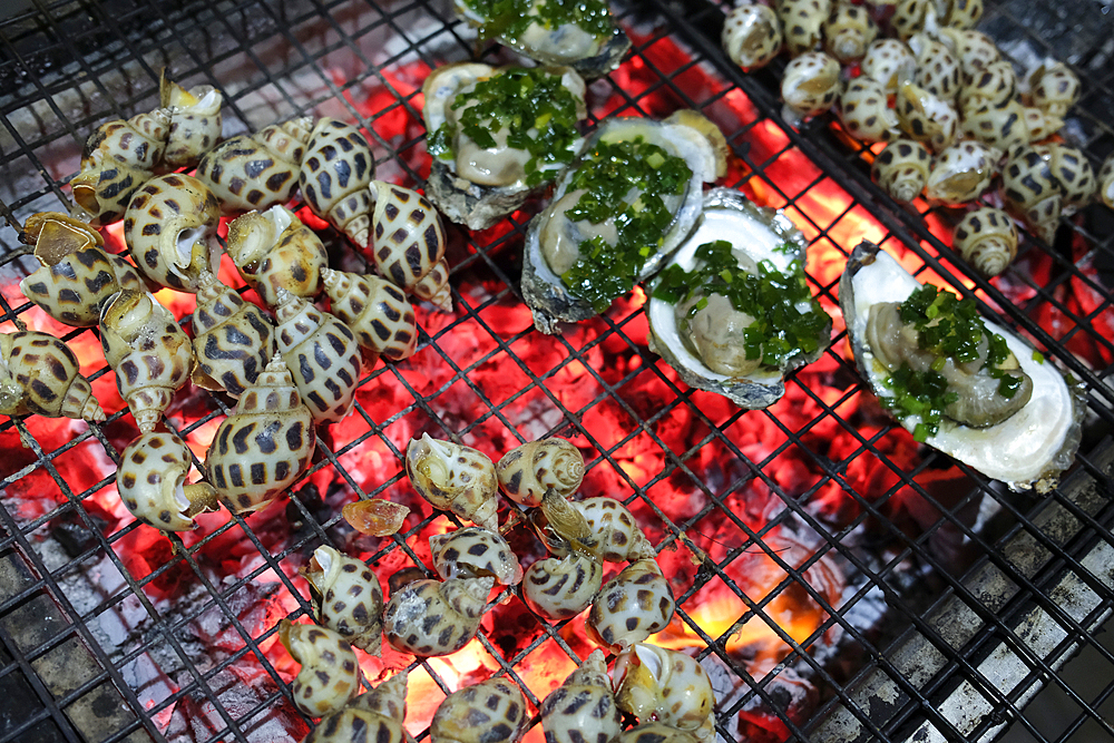 Restaurant offering barbecue specialties. Seafood.