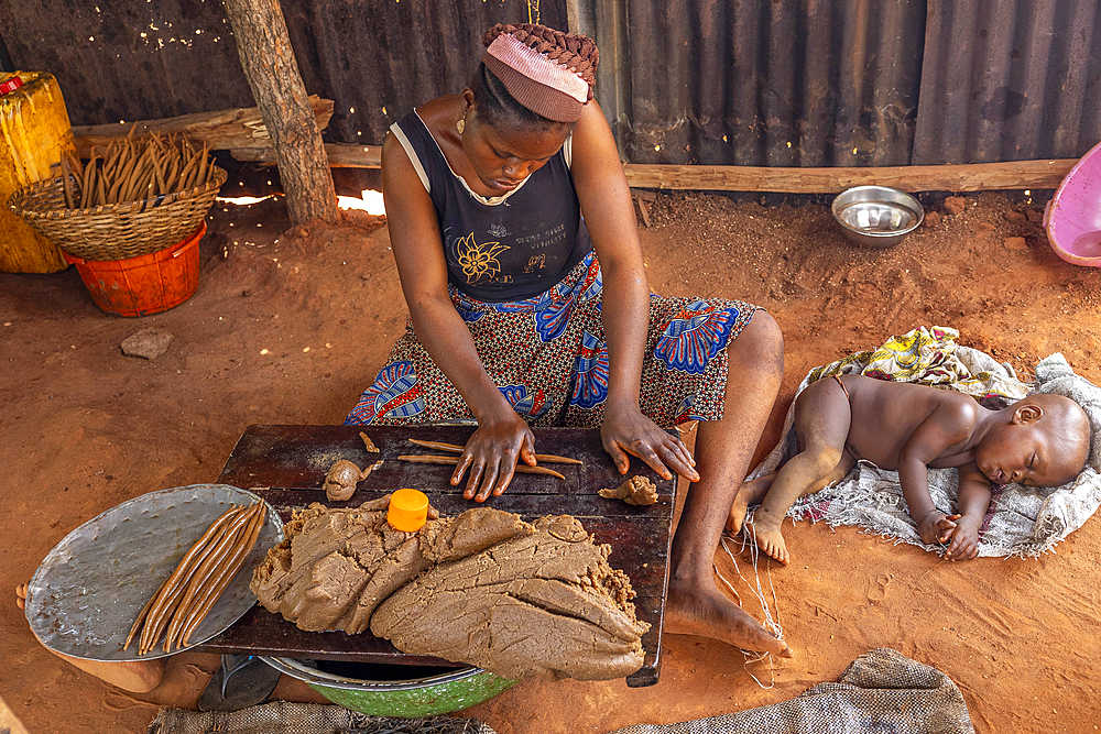 Workshop where peanuts are transformed into klui klui sticks in central Benin