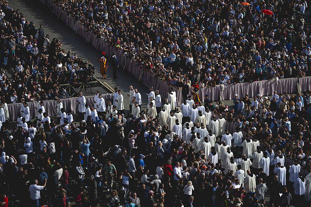 Faithful waiting for Pope Francis?s coffin, transported from the chapel of Santa Marta to St. Peter?s Basilica, following his death in the Vatican on April 23, 2025.