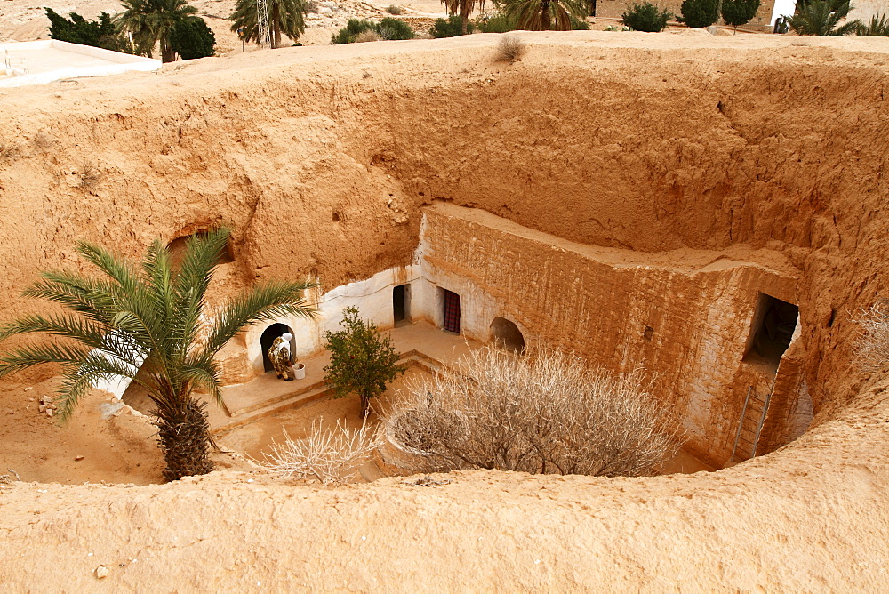 Troglodyte pit home, Berber underground dwellings, Matmata, Tunisia, North Africa, Africa