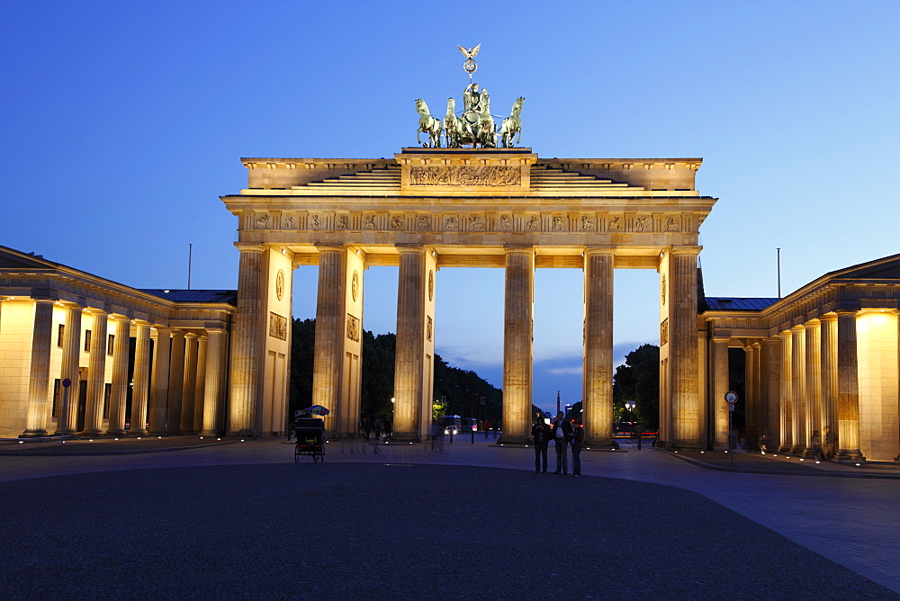 Brandenburg Gate floodlit in the evening, Pariser Platz, Unter Den Linden, Berlin, Germany, Europe