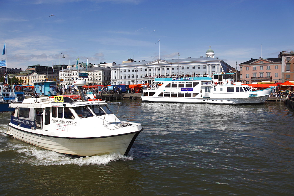 Water taxi and harbour cruise ferry, with City Hall and market place, South Harbour Esplanade, Kauppatori, Helsinki, Finland, Scandinavia, Europe