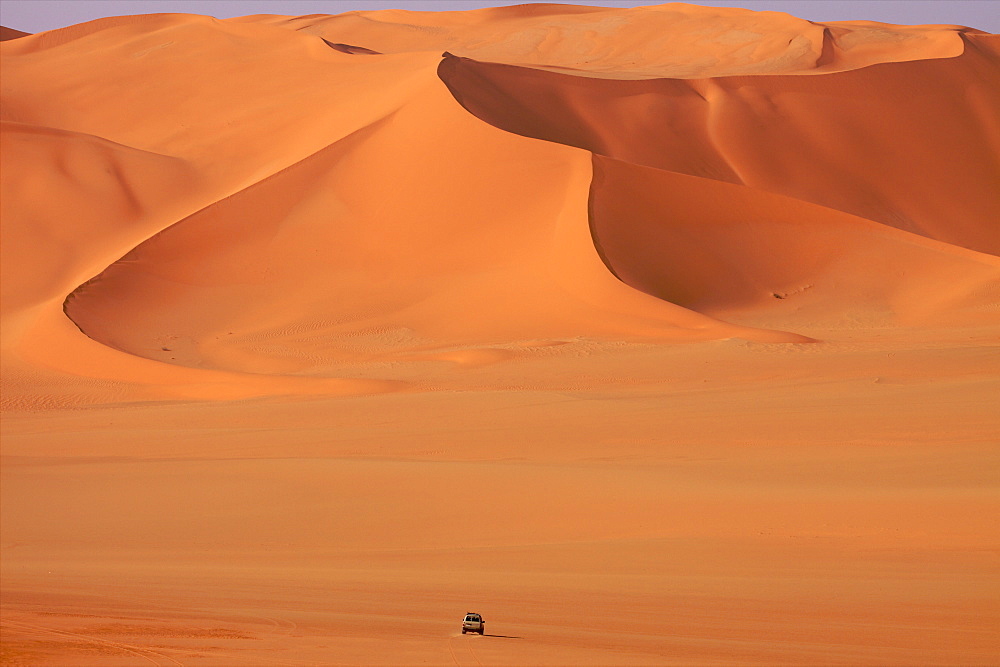 A 4x4 vehicle on the dunes of the erg of Murzuk in the Fezzan desert, Libya, North Africa, Africa