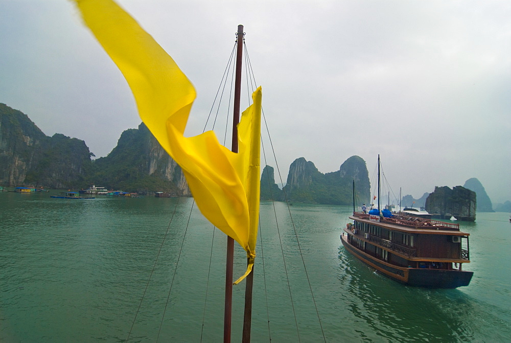 Tourist boat in a traditional style cruising the Halong bay, Vietnam, Indochina, Southeast Asia, Asia