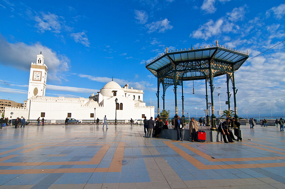 Djamaa El Djedid (Mosque of the Fisherman) on Place Port Said, Algiers, Algeria, North Africa, Africa