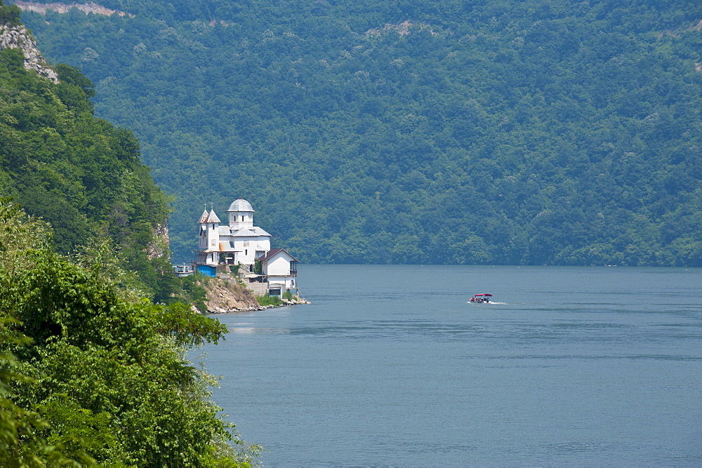 Portille de Fier (Iron gate), River Danube, Danube Valley, Romania, Europe