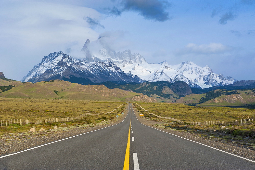 Road leading to Mount Fitzroy near El Chalten, Los Glaciares National Park, UNESCO World Heritage Site, Patagonia, Argentina, South America