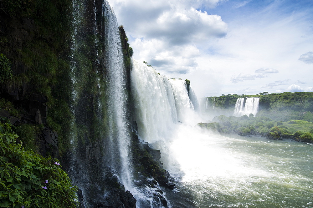 Foz de Iguazu (Iguacu Falls), the largest waterfalls in the world, Iguacu National Park, UNESCO World Heritage Site, Brazil, South America 