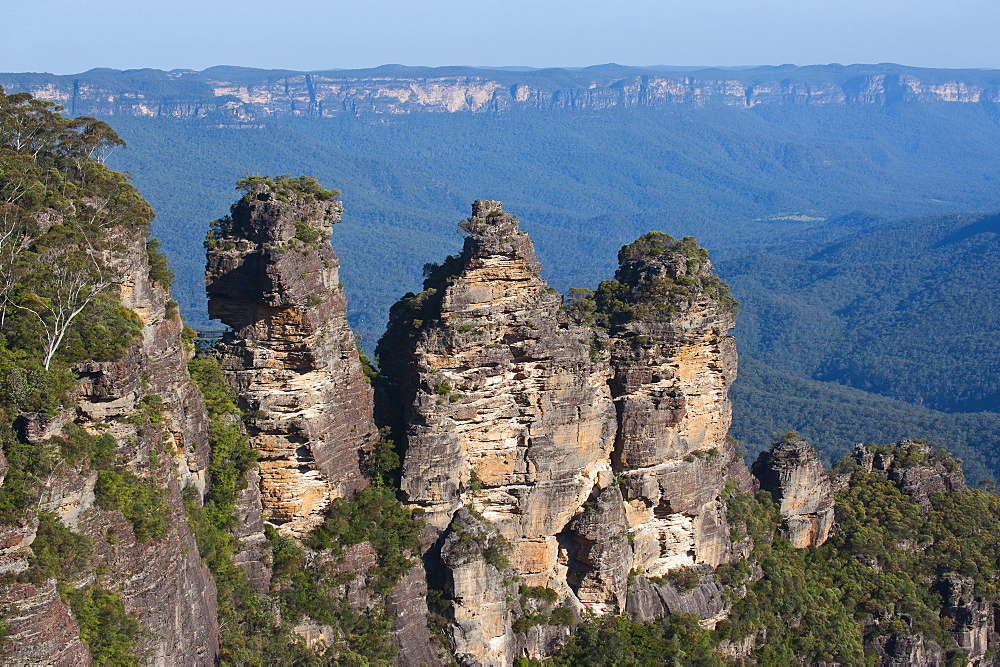 The Three Sisters and rocky sandstone cliffs of the Blue Mountains, New South Wales, Australia, Pacific 