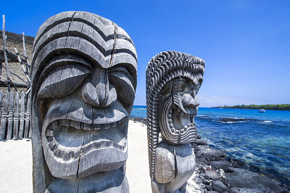 Wooden statues in Puuhonua o Honaunau National Historical Park, Big Island, Hawaii, United States of America, Pacific