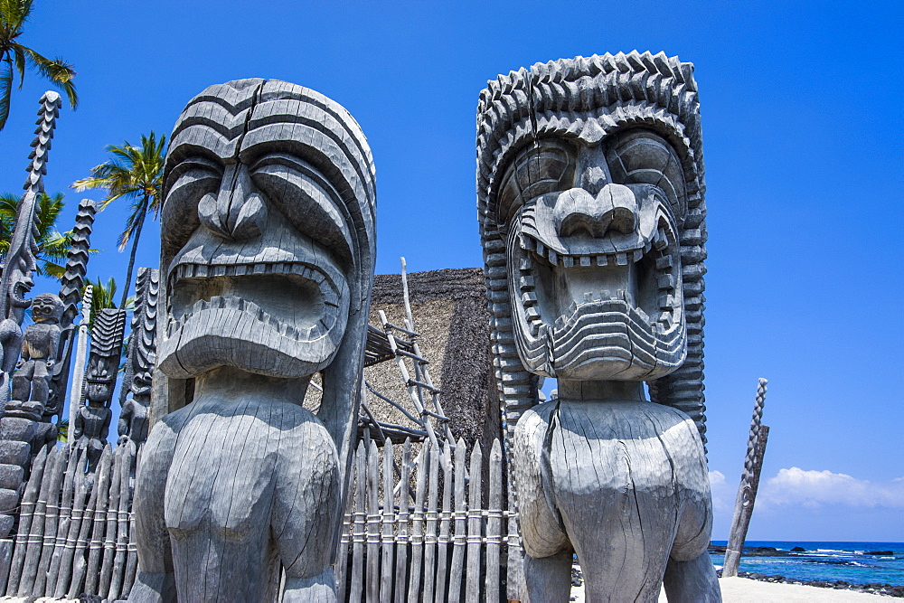 Wooden statues in Puuhonua o Honaunau National Historical Park, Big Island, Hawaii, United States of America, Pacific