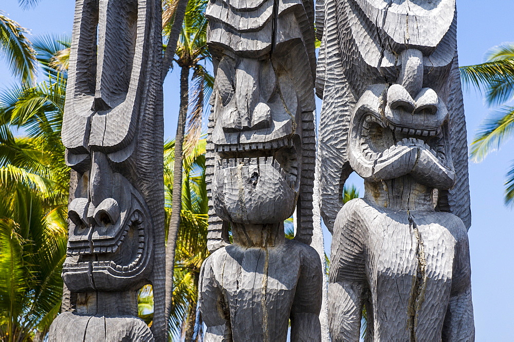 Wooden statues in the Puuhonua o Honaunau National Historical Park, Big Island, Hawaii, United States of America, Pacific