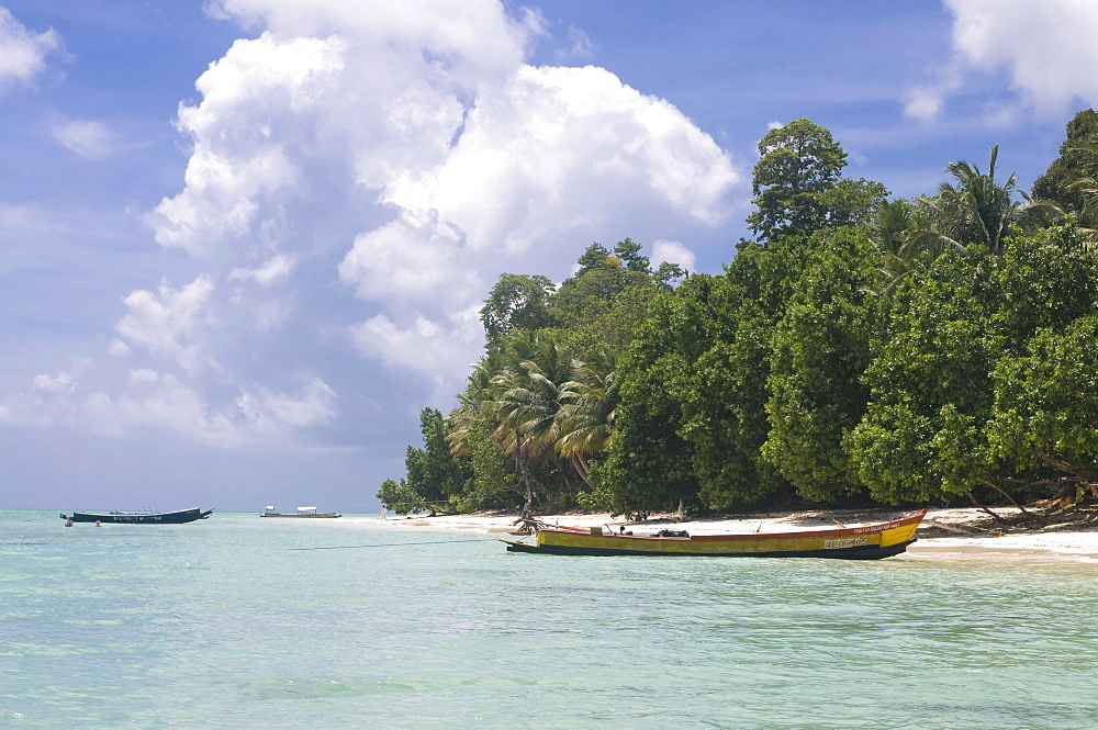 Boats on coast in turquoise sea, Havelock Island, Andaman Islands, India, Indian Ocean, Asia